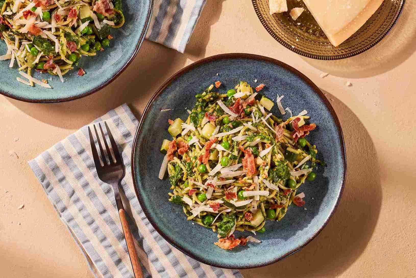 Spaghetti sauce pesto aux épinards, petits pois, courgettes et pancetta 