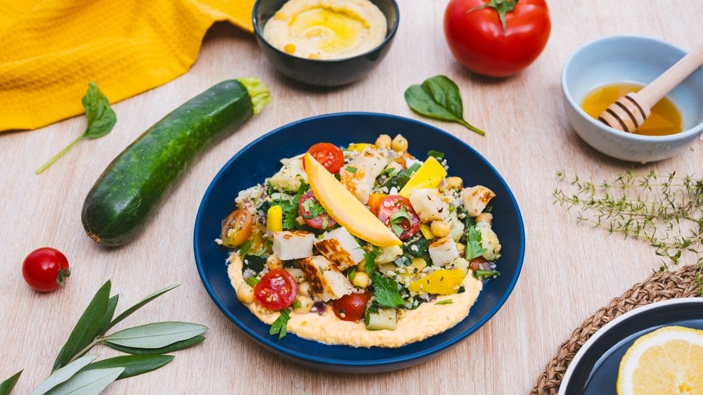 Poke bowl au boulgour, légumes, dés de halloumi et houmous 