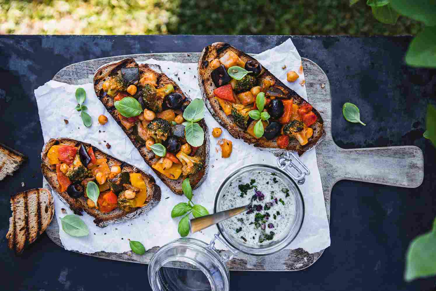 Bruschetta aux légumes du soleil et sauce aux herbes méditerranéennes 