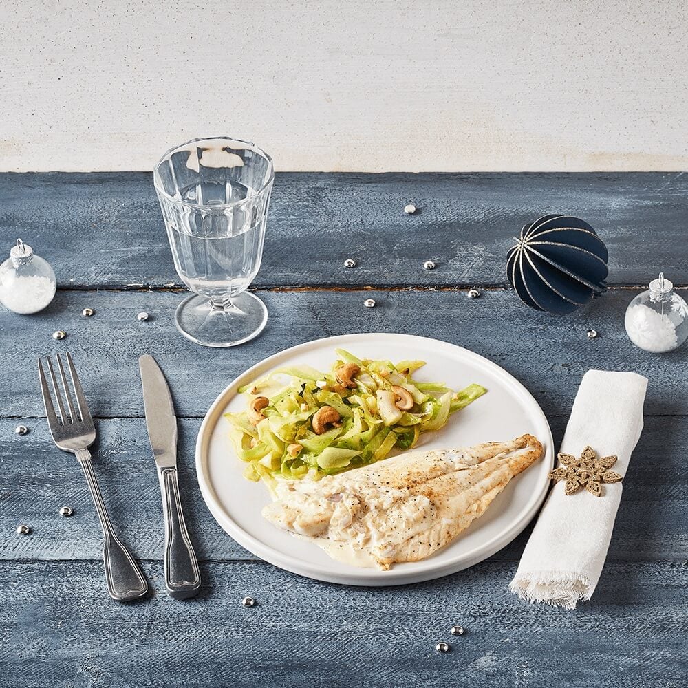 Filet de daurade, crème d’échalote et chou sauté aux noix de cajou