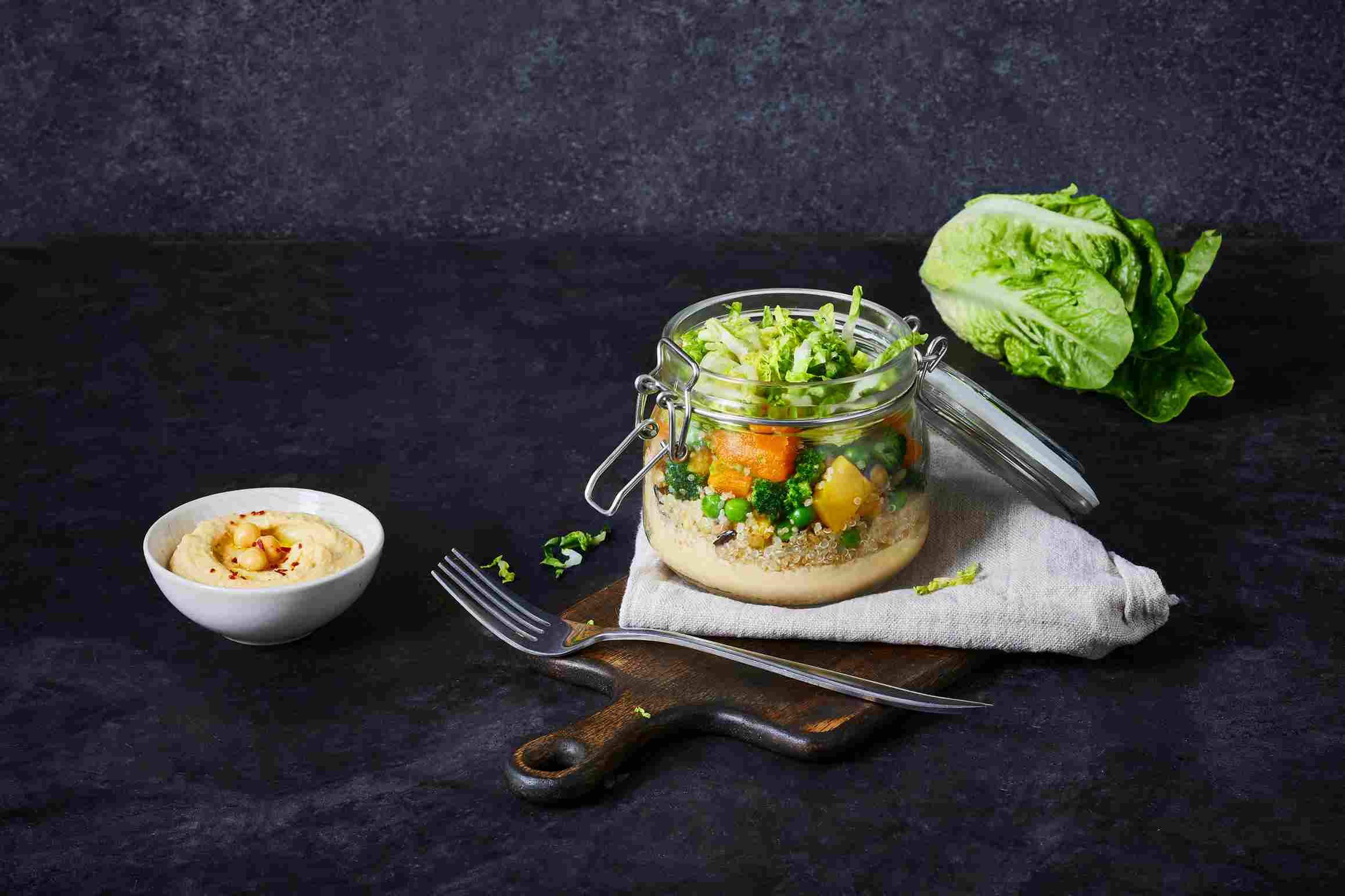 Salade jar au quinoa, légumes et houmous