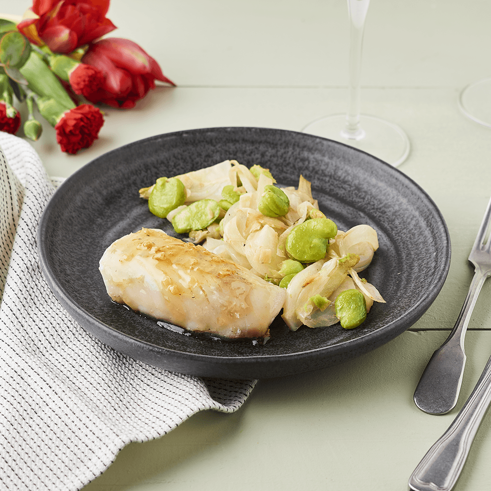 Dos de cabillaud laqué au miel de gingembre, embeurré de fèves et fenouil