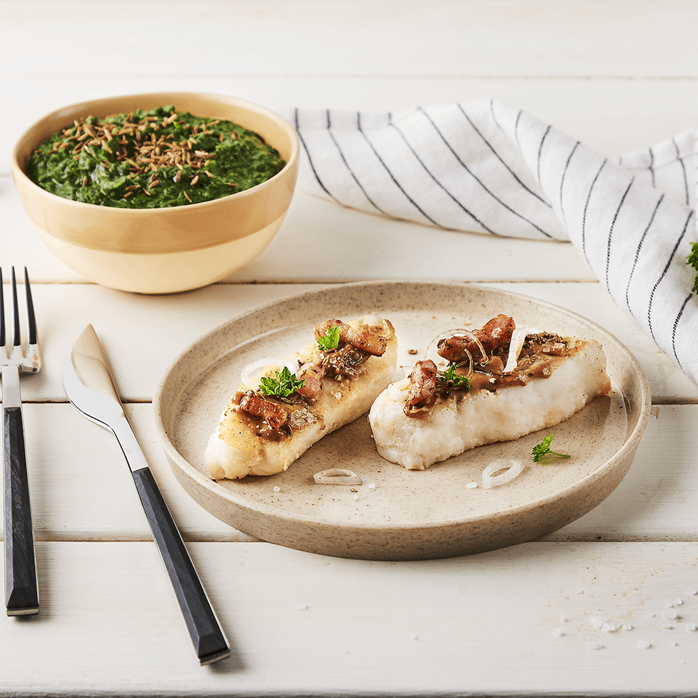 Filets de Cabillaud rôti à l’ail et aux lardons, épinards à la crème parfumés au cumin