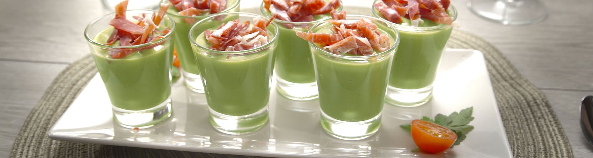 Verrine de crème d'épinards au jambon ibérique