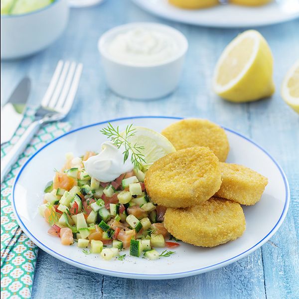 Croquettes de poisson pané, tartare de courgettes et saumon