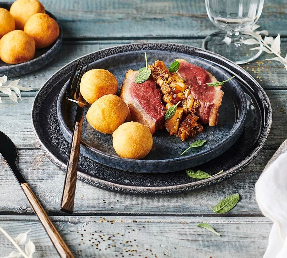Pommes Dauphine, rôti de magret de canard farci aux fruits secs et foie gras