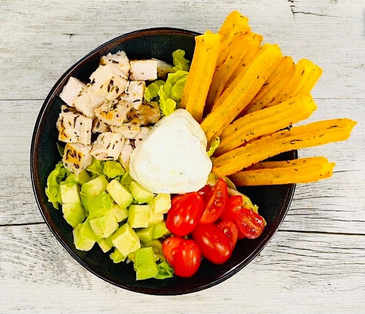 Bowl Churros aux herbes, poulet et sauce crémeuse au yaourt
