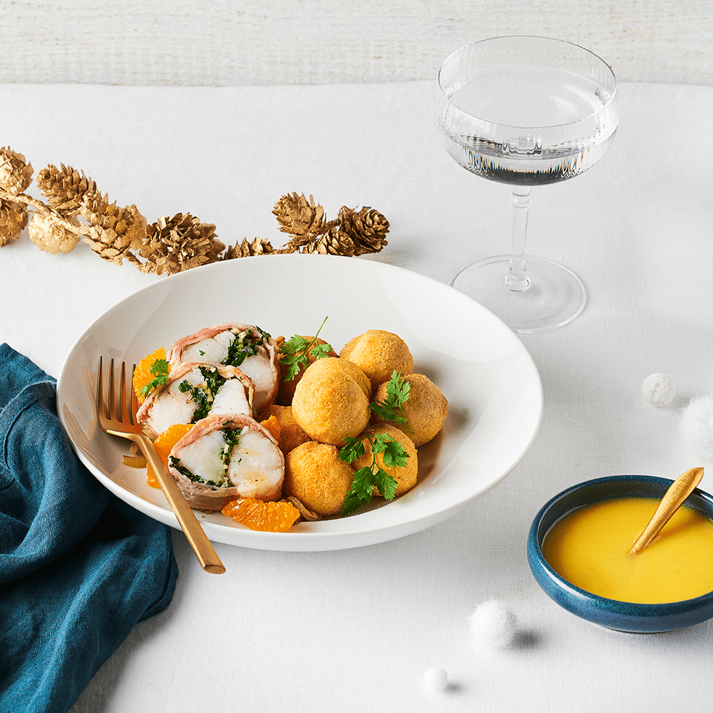 Pommes de terre Dauphine et rôti de filet de lotte lardé en persillade