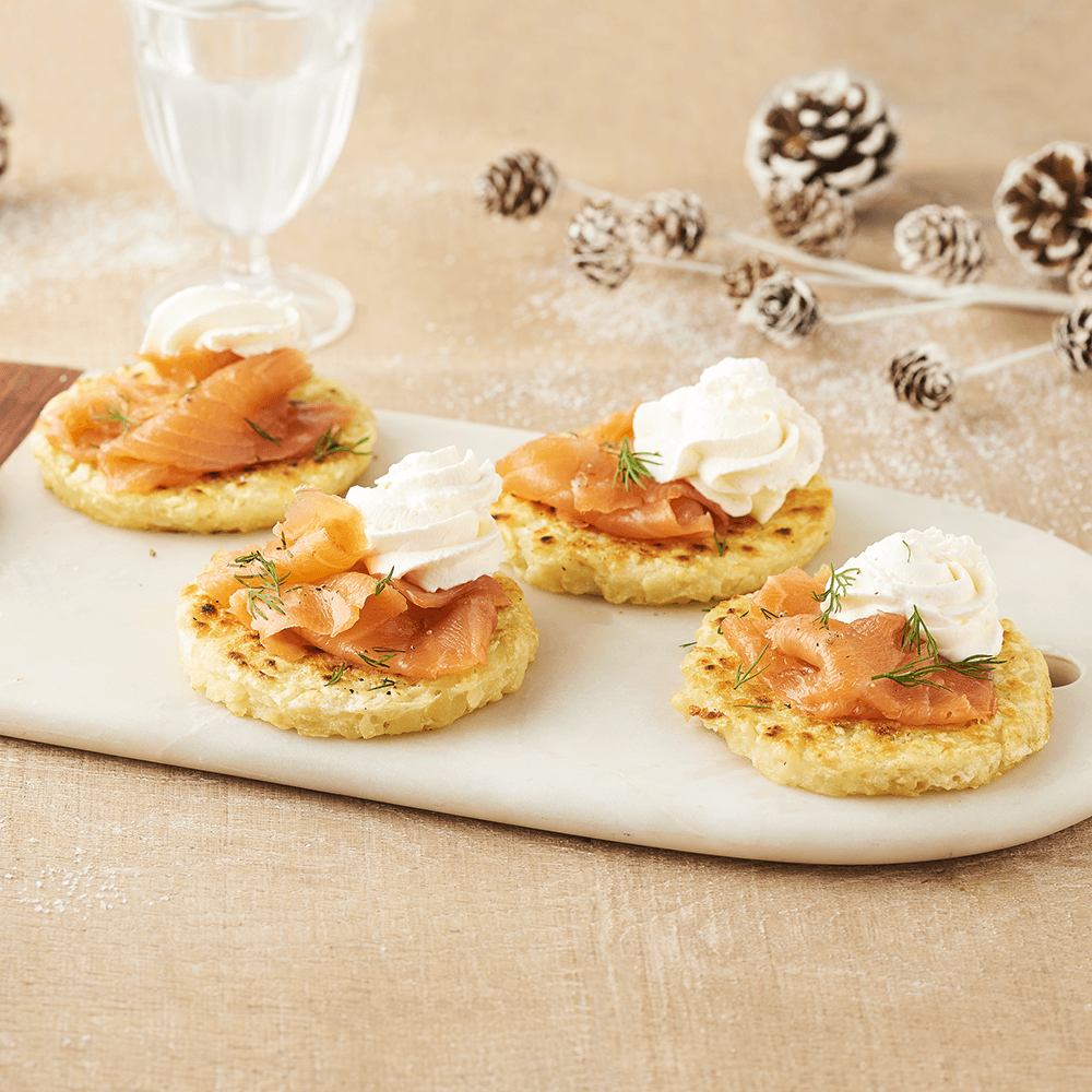 Galettes de pommes de terre croustillantes au saumon fumé, chantilly citron-aneth