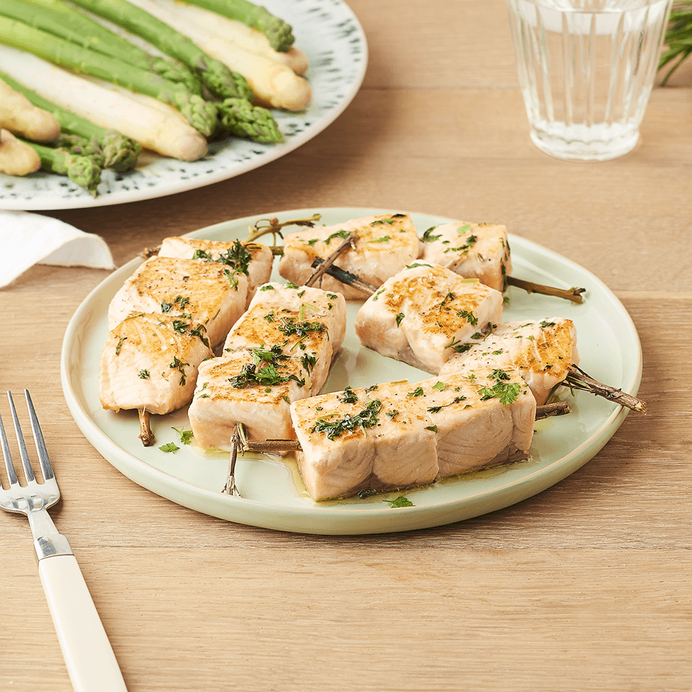 Brochette de saumon au romarin et duo d'asperges