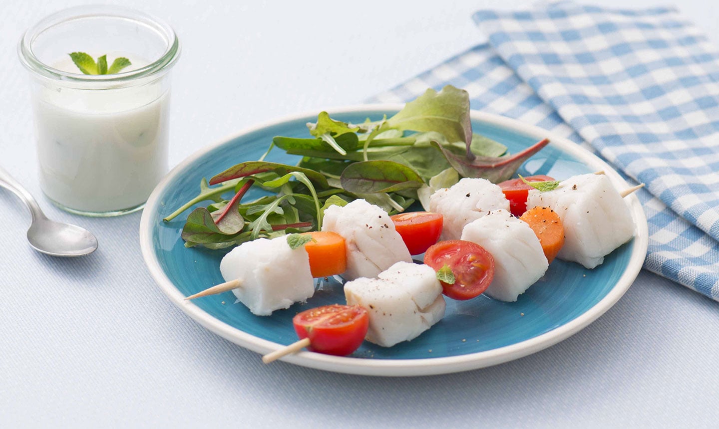 Brochettes de cabillaud aux légumes, sauce yaourt au cumin