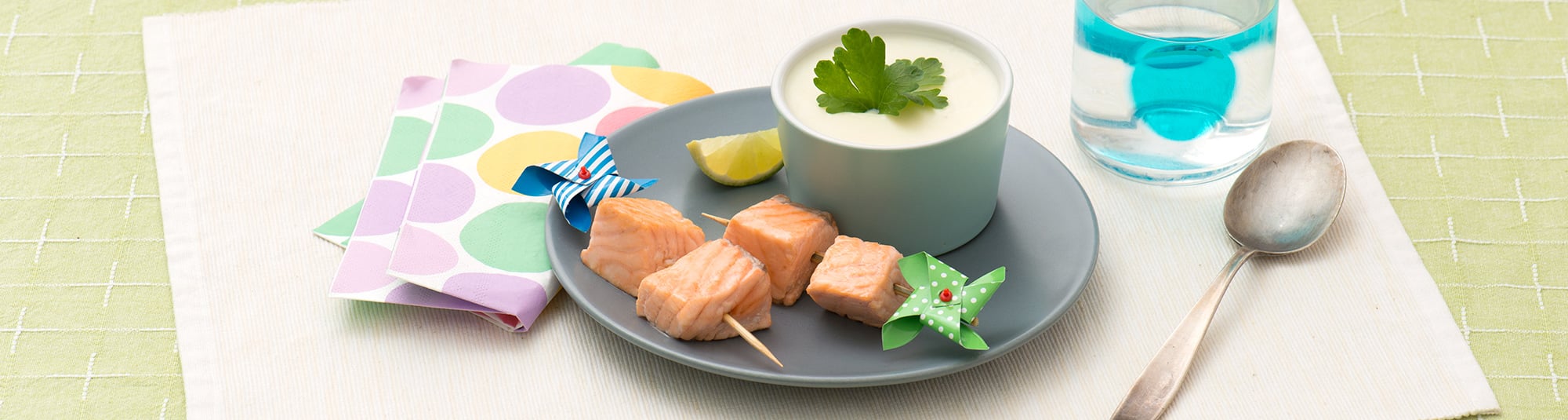 Brochettes de saumon, crème de poireaux aux deux pommes