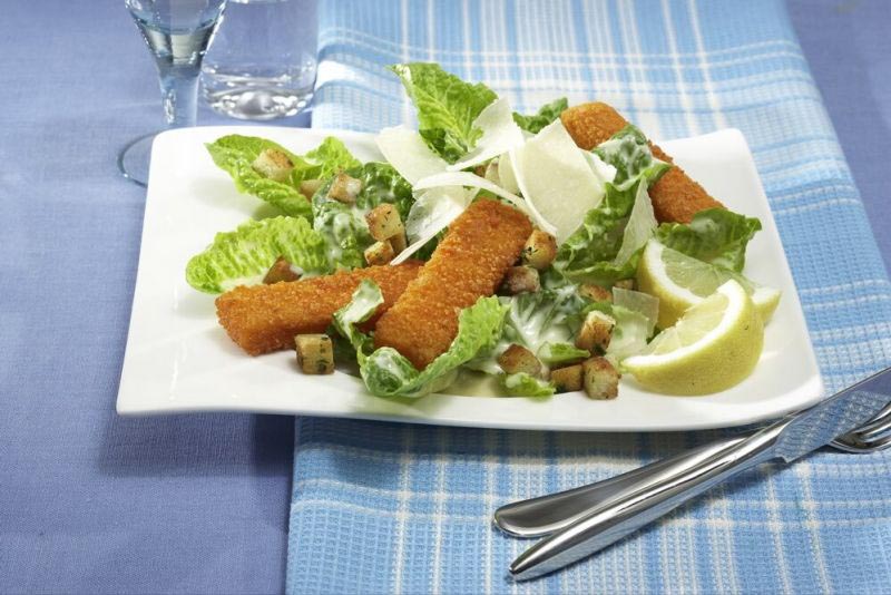 Salade César aux bâtonnets de poisson panés