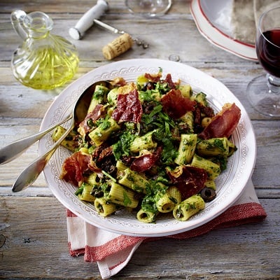 Salade de pâtes méditerranéenne au jambon de Parme et aux épinards