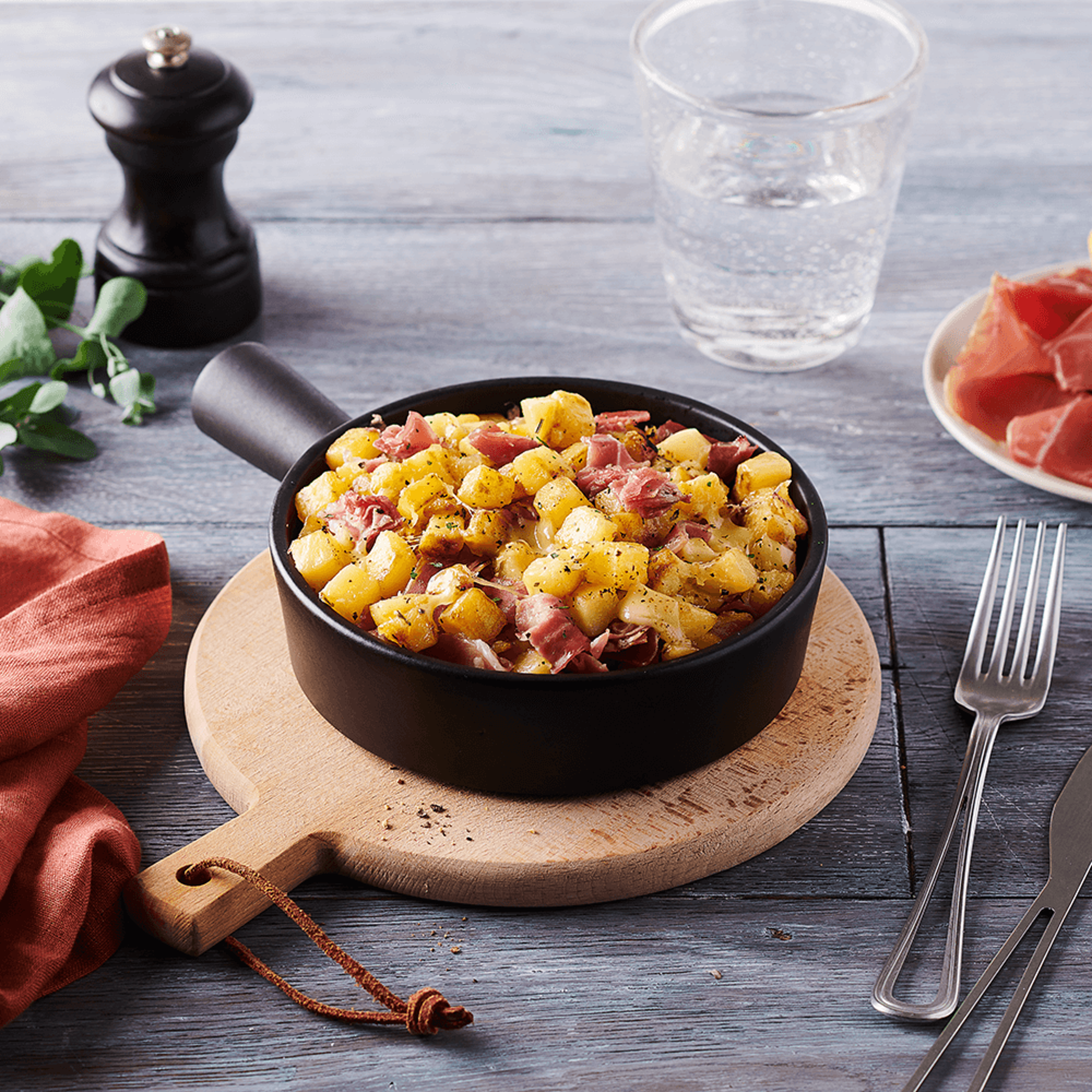 Une belle table d'automne garnie de légumes colorés et de plats réconfortants